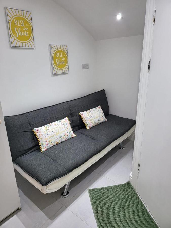 런던 Fancy Basement Flat B 아파트 외부 사진
